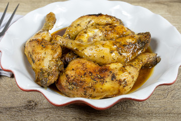 cuisses de poulet rôti dans un plat