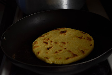 AREPA DE MAÍZ ASANDOSE EN EL SARTÉN