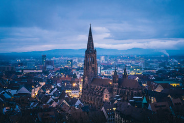 Obraz premium Vista della città di Friburgo all'ora blu