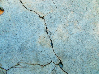 Obraz premium Crack in the wall of the building. Blurred defocused background for web design.
