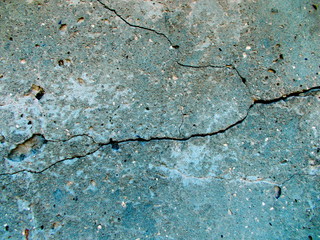 Obraz premium Crack in the wall of the building. Blurred defocused background for web design.