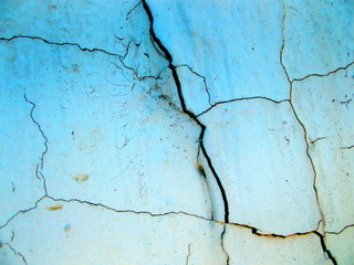 Obraz premium Crack in the wall of the building. Blurred defocused background for web design.