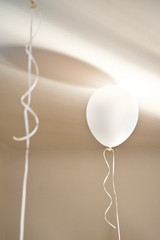 Festa per bambini con palloncini avvolti nella luce