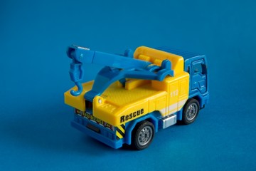 Camioncino per il soccorso stradale, color giallo e azzurro. Con gancio per trasporto auto in panne.