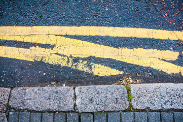 Set of incorrectly painted double yellow lines