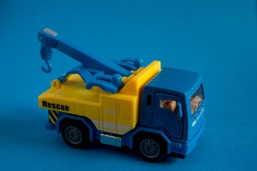 Camioncino per il soccorso stradale, color giallo e azzurro. Con gancio per trasporto auto in panne.