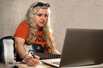 Learning guitar chords online with the laptop