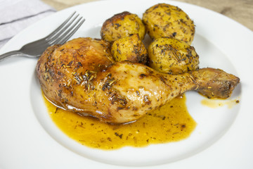 cuisse de poulet rôti et pommes de terre au four