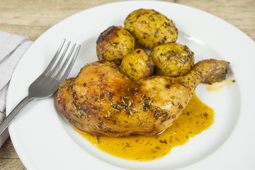 cuisse de poulet rôti et pommes de terre au four