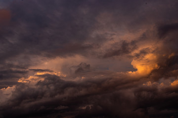 Atardecer con cielo de tormenta