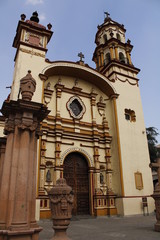 Fachada de iglesia de color amarillo Santa Veracruz en Toluca