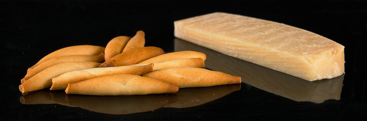 Varios picos de pan y un trozo de queso parmesano