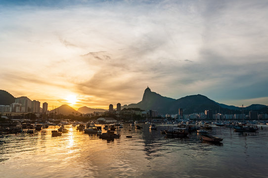 View of the sunset from "Mureta da Urca" in Rio de Janeiro, RJ, Brazil.