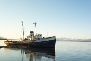 Boot an der Küste von Ushuaia, Argentinien 