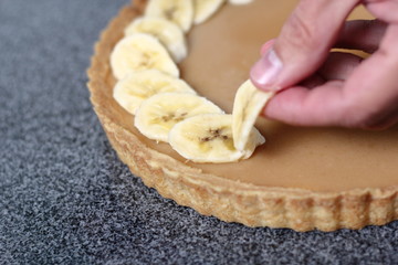 Arrange top of filling with banana slices. Making Boston Banoffee Pie.