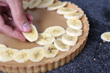 Arrange top of filling with banana slices. Making Boston Banoffee Pie.