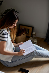 Mujer joven escribiendo en casa