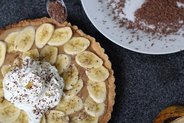 Sprinkle Topping with Grated Chocolate. Making Boston Banoffee Pie.
