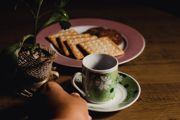Café e biscoitos.