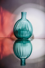 Vaso com reflexo do espelho.