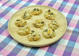 Butter cookies with milk and tasty and delicious beverages are placed on wooden trays to serve consumers at leisure and in need of desserts, in order to relax while eating.