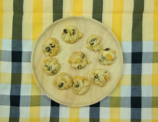 Butter cookies with milk and tasty and delicious beverages are placed on wooden trays to serve consumers at leisure and in need of desserts, in order to relax while eating.