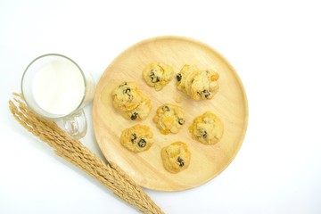 Butter cookies with milk and tasty and delicious beverages are placed on wooden trays to serve consumers at leisure and in need of desserts, in order to relax while eating.