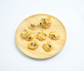 Butter cookies with milk and tasty and delicious beverages are placed on wooden trays to serve consumers at leisure and in need of desserts, in order to relax while eating.