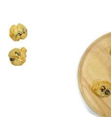 Butter cookies with milk and tasty and delicious beverages are placed on wooden trays to serve consumers at leisure and in need of desserts, in order to relax while eating.