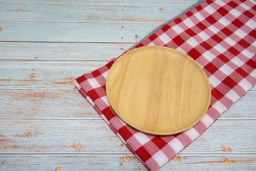 Butter cookies with milk and tasty and delicious beverages are placed on wooden trays to serve consumers at leisure and in need of desserts, in order to relax while eating.