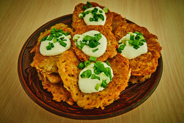 Draniki - a dish based on grated potatoes with the addition of flour, eggs, onions.