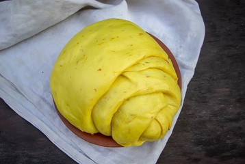 airy yeast dough with saffron and krukum for buns