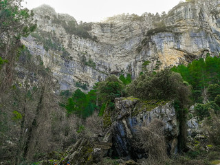 pared de piedra muy alta sobre el río