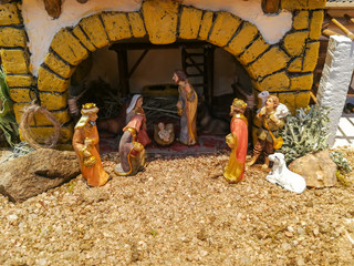 escena del nacimiento del niño jesús en pesebre con los reyes magos para maquetas en miniatura