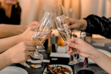 hands holding glasses of champagne