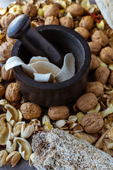Fototapeta premium Mortero de cocina para moler cereales y especias sobre tabla de madera