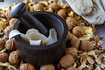 
Mortero de cocina para moler cereales y especias sobre tabla de madera
