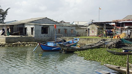 Fototapeta na wymiar fisher boats in the harbour of hue
