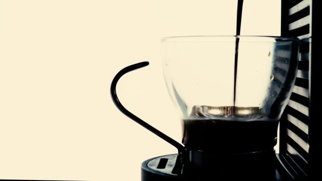 Maquina de cafe  de capsulas preparado al instante y a contra luz .