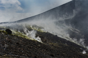 Au sommet du cratère d'un volcan © Elena