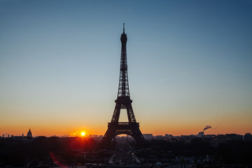 Fototapeta na wymiar Eiffel tower silhouette against the backdrop of the rising sun. Beautiful sunrise over Paris