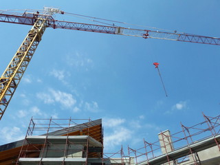 Lavori in corso nel cantiere edile in primavera - ripresa delle attività