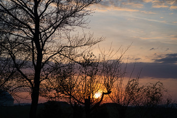 Ländliche Morgenidylle - Sonnenaufgang in Bayern im Hintergrund der Hesselberg