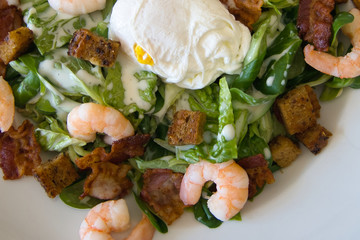 Caesar Salat Low Carb mit blanchiertem Ei, Speck, Croutons und Shrimps