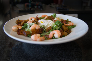Caesar Salat Low Carb mit blanchiertem Ei, Speck, Croutons und Shrimps