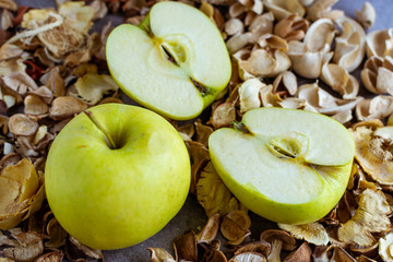 manzana fresca y natural cortada en trozos