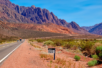 Ruta 7, Mendoza, Argentina, Estrada, América do Sul. Imagem da Rodovia e Cordilheira dos Andes...