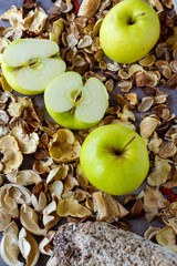 manzana fresca y natural cortada en trozos