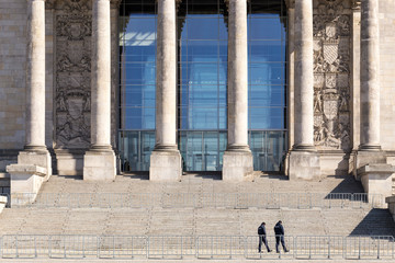 Obraz premium Detail of Reichstag building founded in 1894, home of German Parliament (Deutscher Bundestag), inscription over columns reads “The German People”. View from the Republic Square (Platz der Republik)