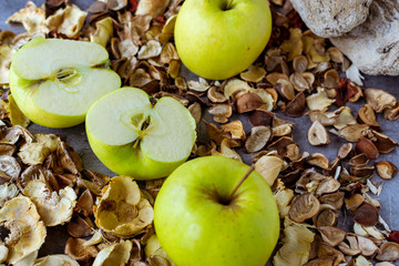 manzana fresca y natural cortada en trozos